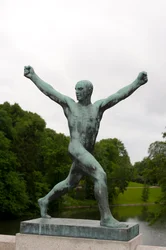 Fröhlicher Mann-Skulptur im Frogner Park, Oslo, Norwegen