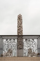 Schmiedeeiserne Tore „Nackte Männer“ und der „Monolith der Menschen“ aus Granit im Frognerpark, Oslo, Norwegen (Foto)