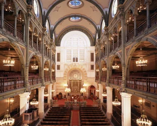 Innenraum der Synagoge in der Rue des Tournelles, erbaut 1866 - 1867. Architekt: Varrollier. Ingenieur: Gustave Eiffel in Paris