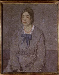 Frau mit einer Korallenkette