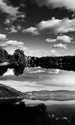 Landschaft mit See (s/w Foto)