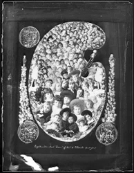1884; Achtzehnhundert Edelsteine von British Columbia grüßen Sie!; Kompositfoto aus Kinderporträts des Vorjahres, 1885 (sw Foto)