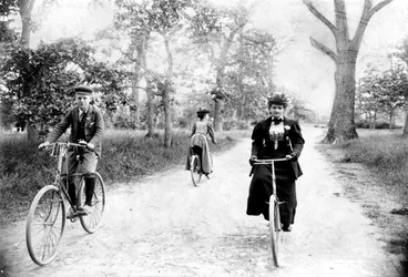 Maynard MacDonald und seine Großmutter Hannah Maynard beim Radfahren im Beacon Hill Park, Victoria, ca. 1895