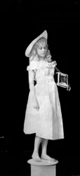 Statuen aus dem Leben; Mädchen mit Vogelkäfig, um 1890 (sw Foto)