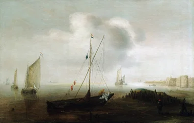 Ein Fischerboot, das die niederländische Flagge trägt, Segel unten, nahe der Küste, eine Figur auf dem Boot, die einen gelben Regenmantel trägt und das Segel manipuliert