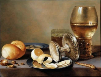 Monochromes Bankett mit zwei Zinngeschirren, einem umgestürzten silbernen Tazza, einem vergoldeten Messer, einem Glas mit Bier, einem Römer mit Wein, einem Brötchen, Nüssen, Oliven und einer halb geschälten Zitrone