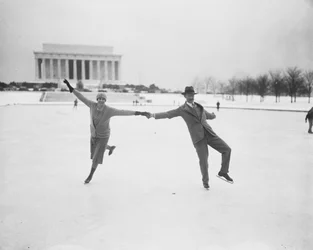 Paar beim Eislaufen am Tidal Basin, Washington DC, USA, Januar 1930