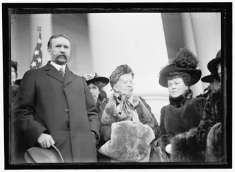 Miss Belva Ann Lockwood, mit Senator Southerland