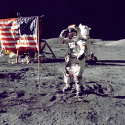 Cernan springt und salutiert der Flagge, 1972