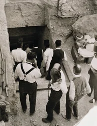 Eine Gruppe geht die Stufen zum Grab von Tutanchamun hinunter, Tal der Könige