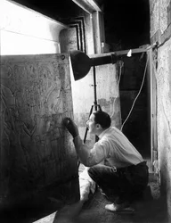 Entdeckung des Grabes von Pharao Tutanchamun im Tal der Könige (Ägypten): Howard Carter schaut durch die Türen des zweiten Schreins, 4. Januar