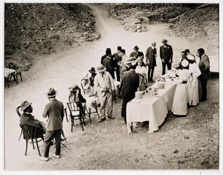 Distinguierte Besucher nehmen Erfrischungen in der Nähe des Grabes von Tutanchamun bei der Eröffnung der inneren Kammer, Tal der Könige