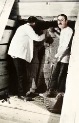 Howard Carter und ein Kollege graben ein Grab im Tal der Könige, Ägypten, 1922 aus