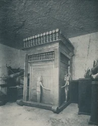 Reich verzierter Kanopenschrein, der mit Gold glänzt, um 1935