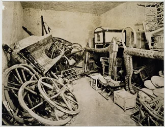 Blick auf das Vorzimmer des Grabes von Tutanchamun nach Süden, Tal der Könige, November 1922 (Gelatinesilberdruck)