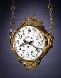 Eine doppelseitige Hängeuhr