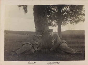 Erster Weltkrieg: Die Ukraine in den Jahren 1914-1916 während der Invasion der deutschen Armee. Zwei Soldaten in einem Moment der Entspannung (s/w Foto)