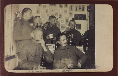 Erster Weltkrieg: Die Ukraine in den Jahren 1914-1916 während der Invasion der deutschen Armee. Gruppe von Soldaten während einer Ruhepause (s/w Foto)