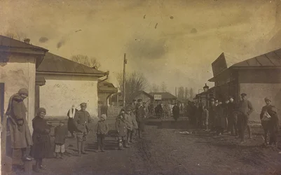 Erster Weltkrieg: Die Ukraine in den Jahren 1914-1916 während der Invasion der deutschen Armee. Militärs und Zivilisten auf der Straße einer Stadt (s/w Foto)