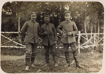 Erster Weltkrieg: Ukraine in den Jahren 1914-1916 während der Invasion der deutschen Armee. Gruppe von Soldaten (s/w Foto)