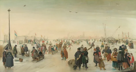 Genießen des Eises in der Nähe einer Stadt