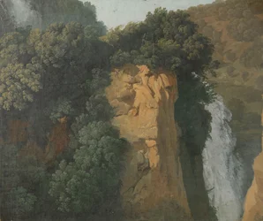 Überwucherte Klippen mit einem Wasserfall in Italien
