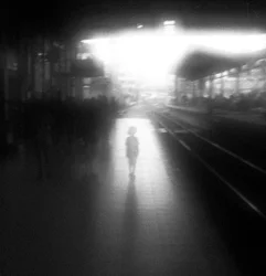 Kind im Stationslicht