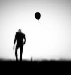 Mann und schwebender Ballon