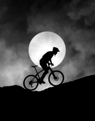 Mondschein-Mountainbiker