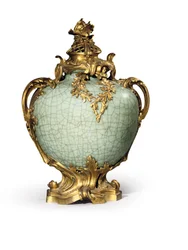 Einer von einem Paar Louis XV-Stil Vasen und Deckel, Montierungen datiert 1883, Porzellan spätes achtzehntes - frühes neunzehntes Jahrhundert