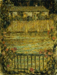 Ein Haus am Wasser in der Dämmerung