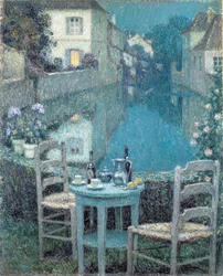 Kleiner Tisch in der Abenddämmerung