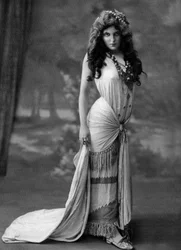 Französische Schauspielerin Christiane Mancini als Aiescha im Stück "Les hommes de proie", Champigny, Frankreich