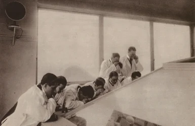 Paris: Während einer Operation, in einem modernen Krankenhaus; Operation von oben gesehen in einem Krankenhaus