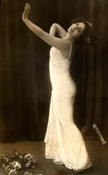 Porträt der französischen Schauspielerin Regina Badet in einer eindrucksvollen Pose, in einem langen weißen Kleid