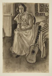 Sitzendes Modell mit Gitarre