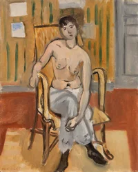 Sitzender Akt in einem beigen Raum