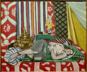 Odaliske mit grauer Hose 1925