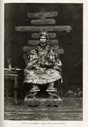 Porträt von König Dong Khanh (1864-1889), Kaiser von Annam, in zeremonieller Tracht. Gravur von Thiriat, zur Illustration der Geschichte „Trente mois au Tonkin“ von Dr. Charles Edouard Hocquard (1853-1911), in 1885, in Le tour du monde, nouveau journal des