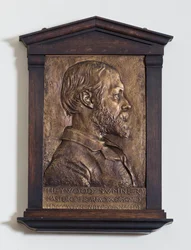 Plakette mit Heywood Sumner, Designer