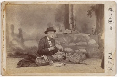 Dominic Parsons auf Fossiliensuche, ca. 1896