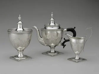 Teekanne, Zuckerdose und Sahnekännchen