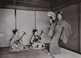 Eine Geisha tanzt