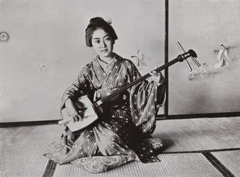 Eine Geisha spielt die Samisen (s/w Foto)