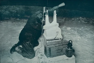 C. S. Wright macht Beobachtungen mit dem Transit, 8. August 1911, 1913