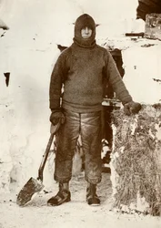 Kapitän L. E. G. Oates an der Stalltür, 30. August 1911, 1913