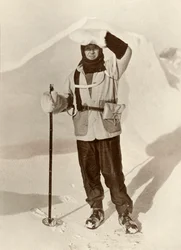 Kapitän Scott trägt die Brieftasche, in der er seine Schlittenjournale aufbewahrte, ca. 1910-1911, 1913