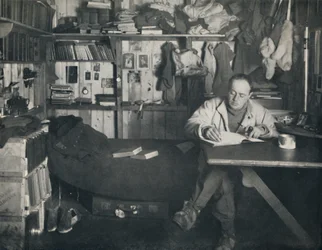 Kapitän Scott schreibt sein Tagebuch in der Hütte am Kap Evans, ca. 1911