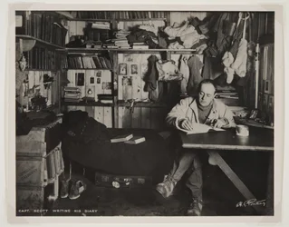 Kapitän Scott schreibt sein Tagebuch während der Terra Nova Expedition (1910-13) zum Südpol