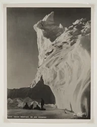 Hundeschlitten-Team ruht sich an einem Eisberg aus